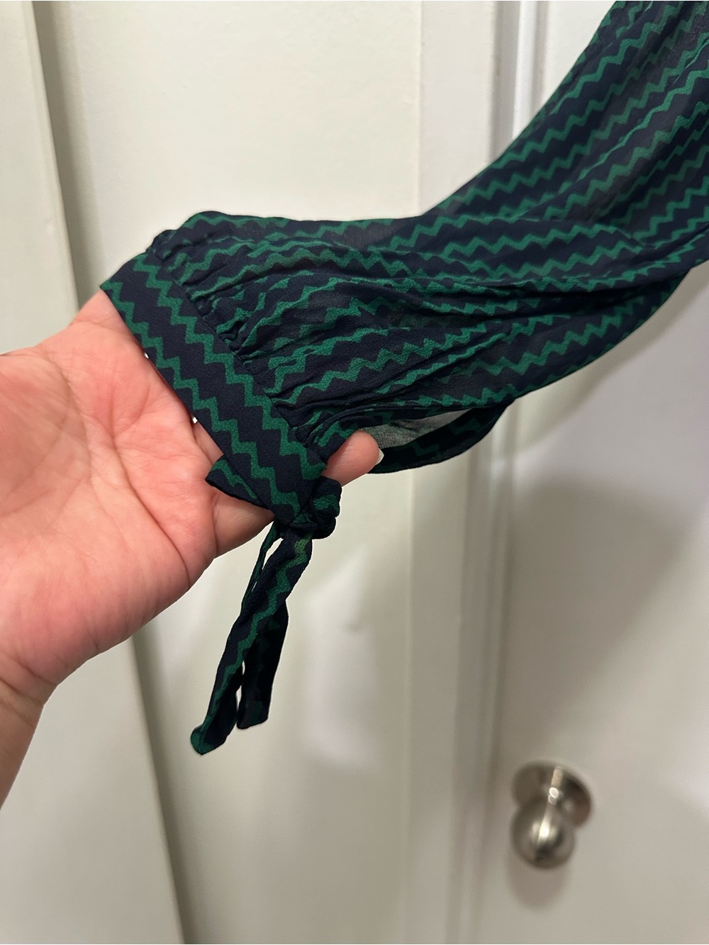 Maeve Della Chevron Sheer Green/Navy Longsleeve Tie Neckline Sz M - Picture 3 of 7